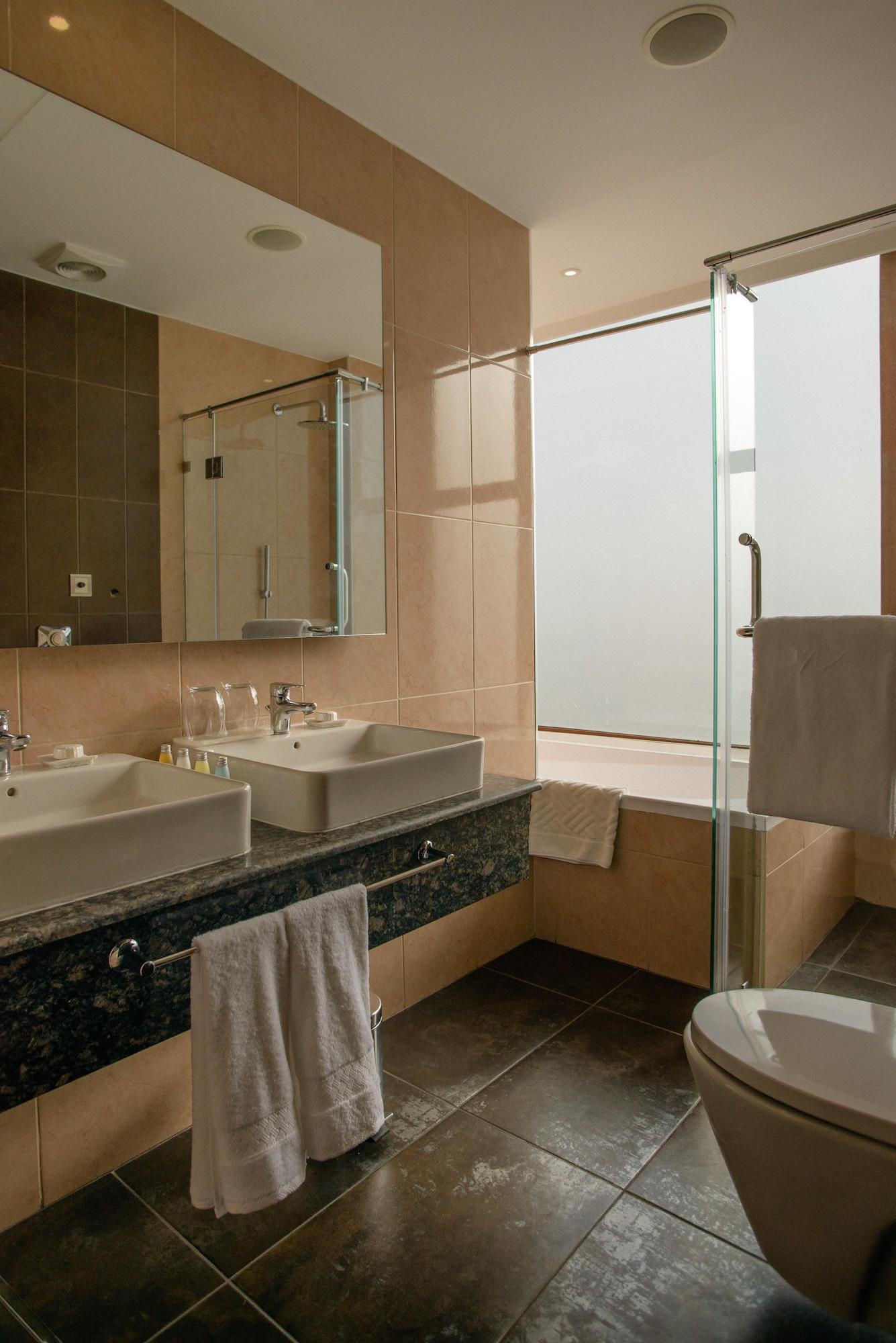 The Concord Hotel & Suites Nairobi Esterno foto A bathroom with a shower enclosure