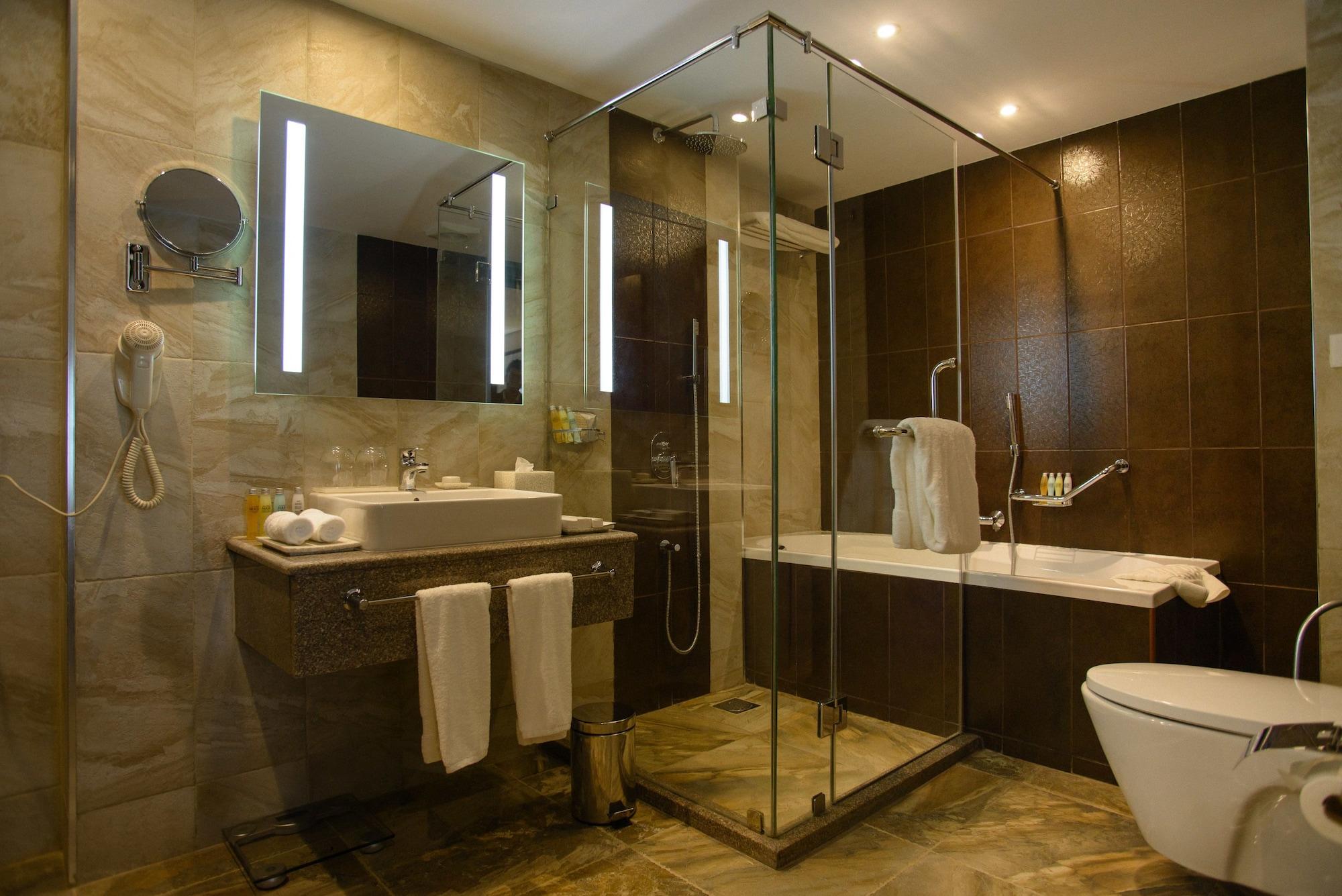 The Concord Hotel & Suites Nairobi Esterno foto A bathroom with a shower cubicle